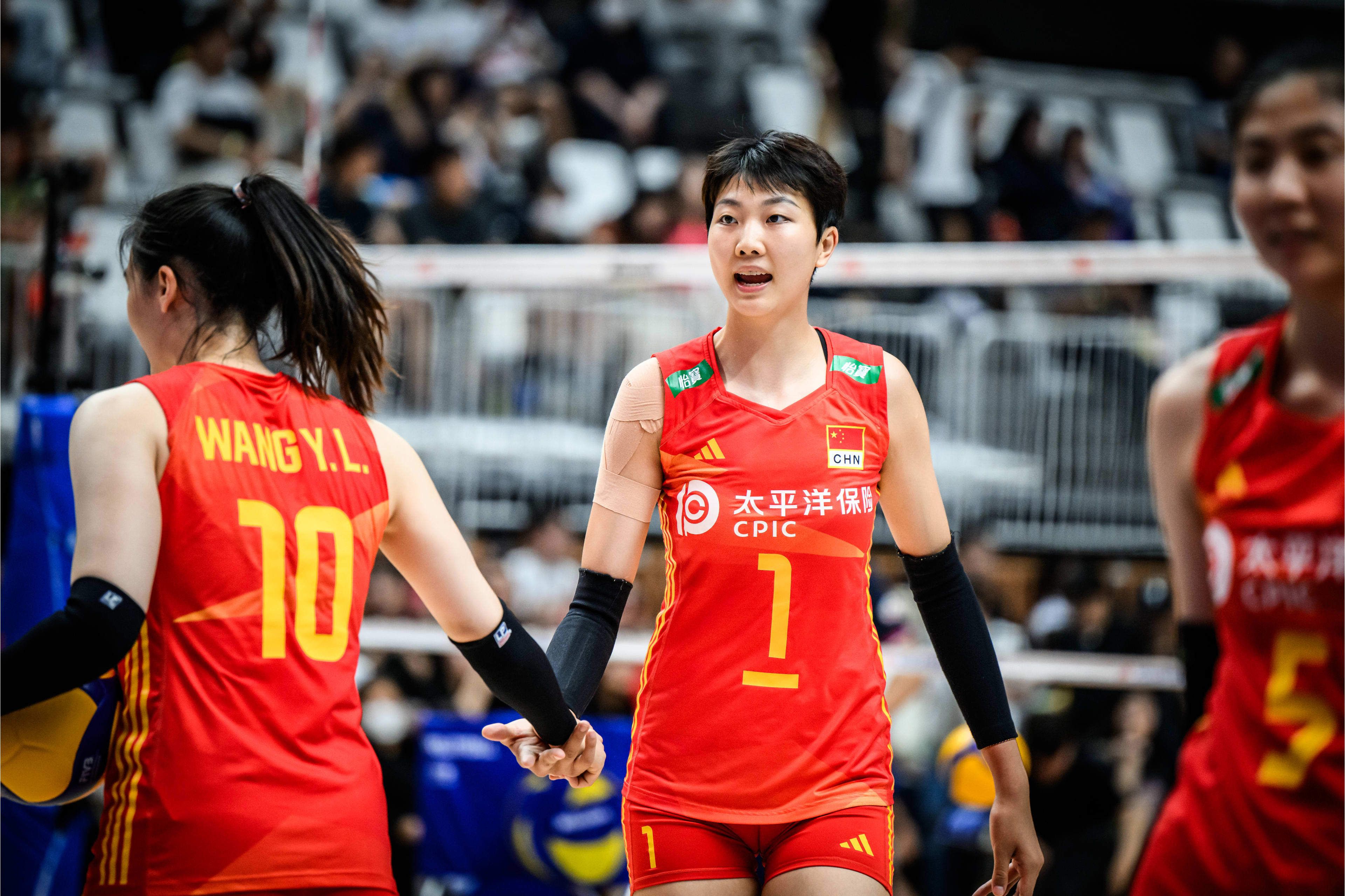 巴黎，下战书五至七时。斑斓的女歌手克莱奥（柯琳妮·玛钱德 Corinne Marchand饰）正浪荡在巴黎陌头。她一袭黑衣，摘失落假发，面无声色地穿越着心里中的惊骇与焦灼。一切都由一份体检陈述激发，她担忧本身会如占卜的人所言，得胃癌。七上八下的克莱奥游走在巴黎陌头、咖啡厅、或是家里，碰到了各类五花八门的汉子，她的恋人或是伴侣，对他们诉说她生射中的每个段落，但仿佛没人真正理解她。直到最后，她碰见了行将远赴阿尔及利亚疆场的年青兵士。在与他的扳谈下，克莱奥起头从头看到了世界，安然地面临实际。